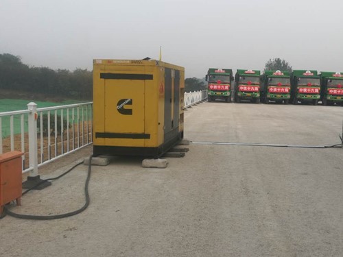 长武电力系统的稳定性和设备兼容性如何影响发电机组的频率规格？