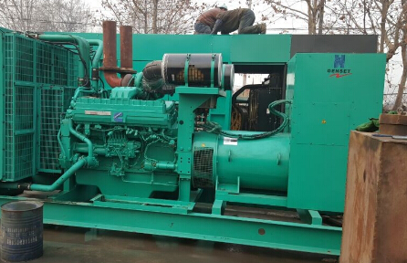 长武发电机组如何判断水冷式机油散热器内部是否需要清洗？